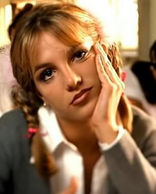 Icônico: Britney lançou sua música de estréia Hit Me Baby One More Time em 1998