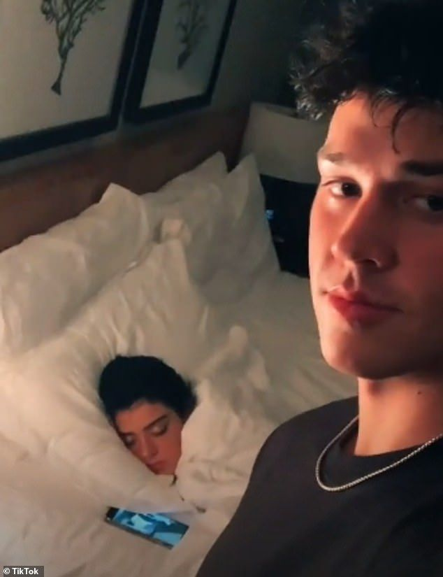 Away: Noah는 또한 Grey를 본 후 호텔 침대처럼 보이는 곳에서 자고 있는 Dixie의 클립을 게시했습니다.