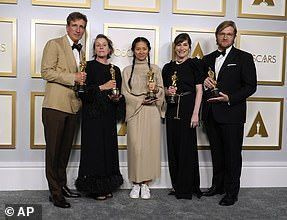 Kuldne: Frances McDormand, Chloe Zhao, Mollye Asher ja Dan Janvey (vasakult paremale) kui Nomadland võitis parima filmi