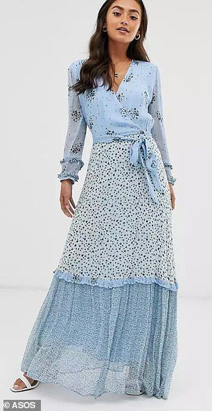 맥시 드레스는 조젯 믹스 앤 매치 플로럴 프린트와 허리 부분을 리본으로 묶는 랩 탑과 얇은 소매가 특징입니다.