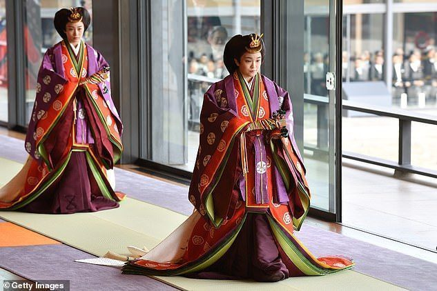 Kõrge profiil: Jaapani printsess Mako, paremal, kandis traditsioonilist Jūnihitoe, kui ta osales rongkäigus läbi Tokyo