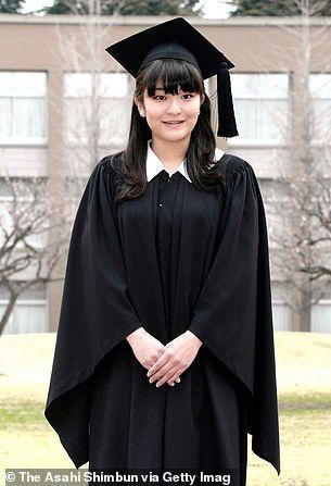 Akishino printsess Mako poseerib fotode jaoks enne osalemist Rahvusvahelise Kristliku Ülikooli lõputseremoonial 26. märtsil 2014 Mitakas, Tokyos, Jaapanis