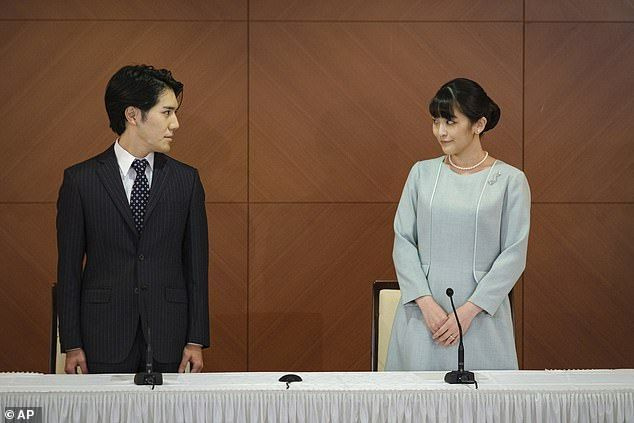 30-aastane Mako, kroonprints Fumihito vanim tütar ja valitseva keiser Naruhito õetütar, sõlmis eelmisel nädalal pärast kaheksa-aastast kihlumist Tokyos ülikooli kallima Kei Komuroga.