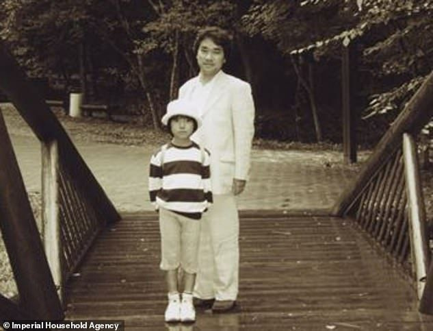 Komuro kasvatas üles tema leseks jäänud ema Kayo. Tema isa suri, kui ta õppis veel põhikoolis. Ta on pildil üle üheksa-aastaselt koos oma varalahkunud isaga