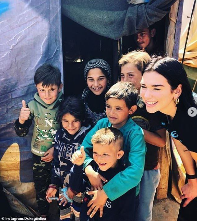 Hyväntekeväisyystyö: Dua Lipa poseeraa lasten kanssa Unicefin kanssa Libanonissa huhtikuussa 2019