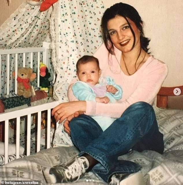 Nöyrä alku: Dua syntyi Lontoossa kosovolais-albaanivanhemmille, jotka pakenivat konflikteja ja poliittista epävakautta Balkanilla. Hän on toteuttanut lapsuuden unelman tulla tähdeksi.