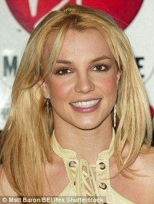 팝스타 브리트니 스피어스(Britney Spears)는 2003년 21세의 나이로 신선해 보였다.