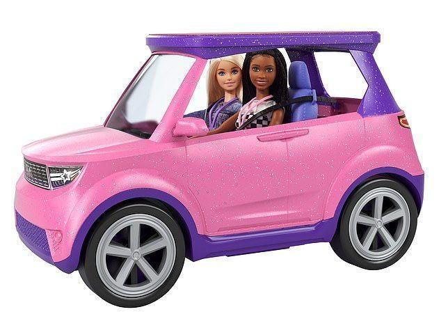 BARBIES TRANSFORMING SUV: Šis pārveidojošais Bārbijas SUV rotaļu komplekts ir ne tikai patīkams brauciens Bārbijai un draugam, bet arī pārvēršas par uznirstošo skatuvi, tāpēc, lai kur viņu ceļojumi aizvestu, vienmēr ir laiks popzvaigznes priekšnesumam. Barbie Transforming SUV, £55