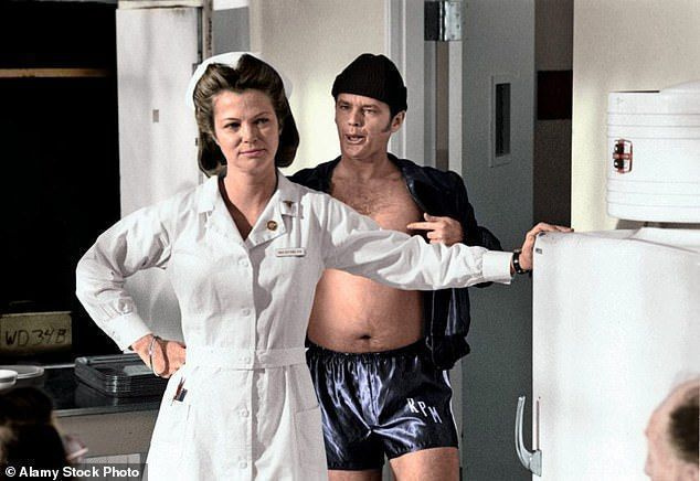 Sarah paljasti, että hänen esityksensä sairaanhoitajana Ratched on saanut inspiraationsa Louise Fletcheristä. Kuvassa: Louise Fletcher ja Jack Nicholson elokuvassa