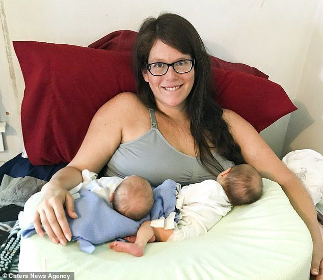 Lyndsey (foto em casa com os gêmeos após o nascimento) mediu seu próprio peso durante a gravidez para garantir que seu bebê estava saudável e só fez um exame - mas não mostrou Billie June