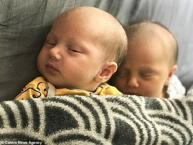 Lyndsey deu à luz seus gêmeos (foto) em julho passado e sua gravidez não mostrou sinais de que ela teve um segundo bebê crescendo dentro dela a qualquer momento
