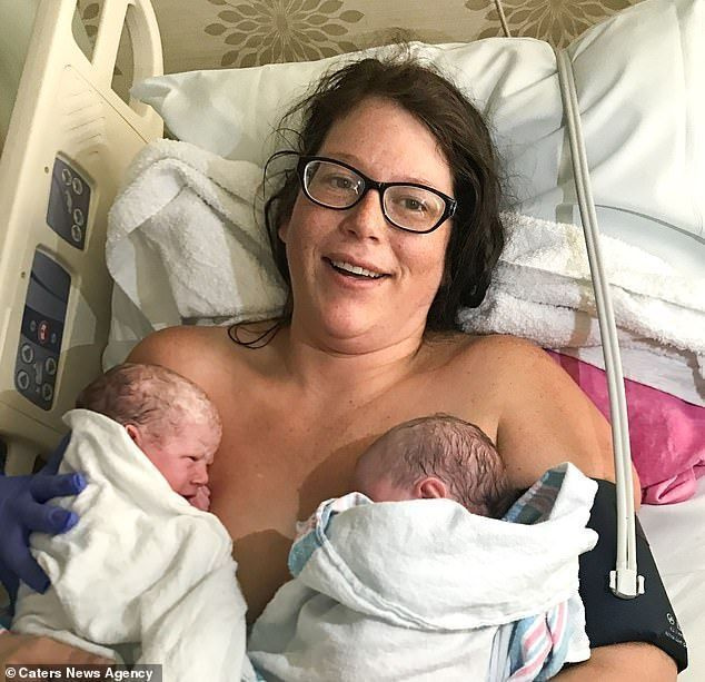 A mãe de três filhos (foto com seus gêmeos após o nascimento) até conseguiu uma gravação de seu ultra-som e, depois de ter seus bebês, ela voltou e ainda conseguiu