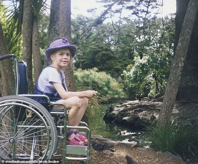 O raro osteossarcoma fez com que Cherie perdesse a perna esquerda e metade da pélvis para salvar sua vida. Retratado como uma jovem