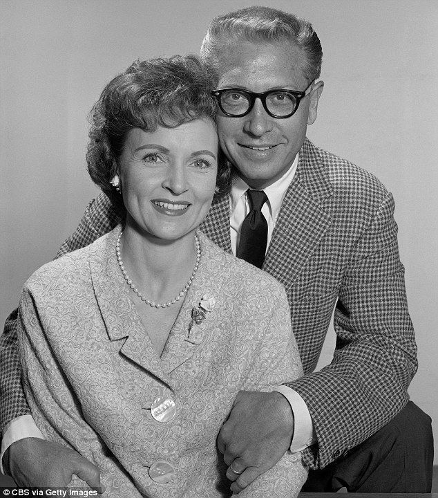 Kolmas kord õnnelik: pr White (vasakul, 1962) lükkas tagasi vähemalt kaks härra Luddeni (paremal) abieluettepanekut, enne kui abiellus temaga 1963. aastal ja jäi tema juurde kuni tema surmani peaaegu 20 aastat hiljem.