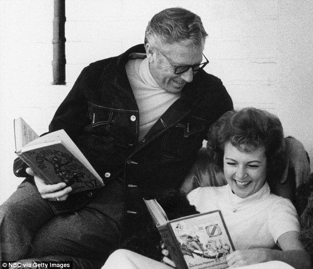 Püsiv armastus: pärast tema surma maovähki 1981. aastal andis pr White (paremal) mõista, et ta ei abiellu enam kunagi, öeldes Larry Kingile, et