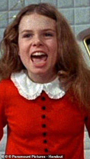 그래도 빨간옷! Julie Dawn Cole은 유명한 뮤지컬 영화에서 매우 버릇없는 Veruca Salt를 연기했습니다.