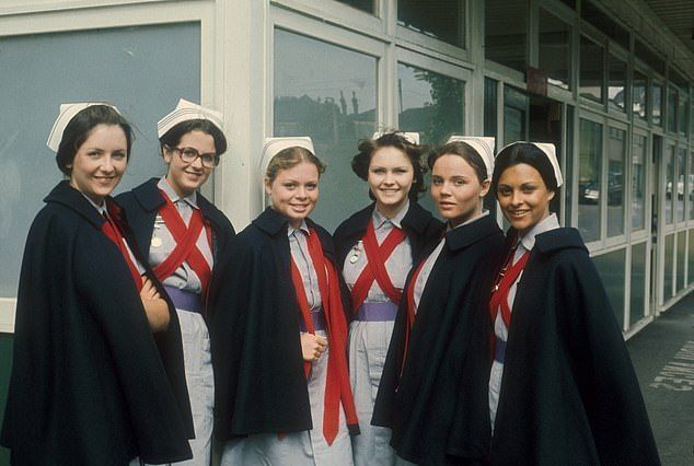 왼쪽에서 오른쪽으로, Karen David, Lesley Dunlop, Fiona Fullerton, Julie Dawn Cole, Clare Clifford, Erin Geraghty의 1970년대 TV 쇼 Angels