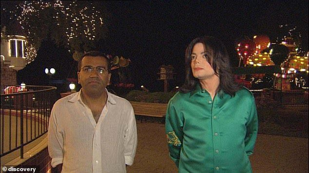 70세의 변호사는 잭슨이 2003년 ITV 다큐멘터리 Living with Michael Jackson(사진)에서 Bashir가 긍정적인 묘사를 약속했다고 잭슨이 말했다고 주장했습니다.