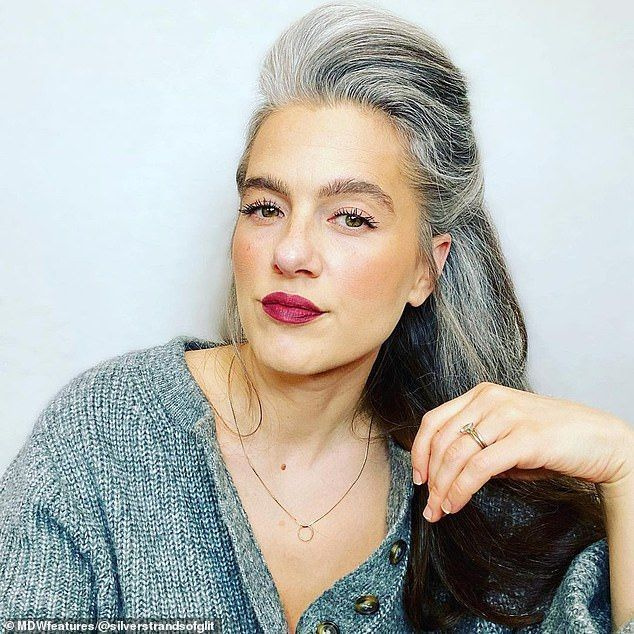 모두 자연스럽습니다: Whitney Lichty(40세)는 20년 동안 염색약으로 은폐한 자연스러운 회색 자물쇠의 이미지를 공유하여 Instagram에서 명성을 얻었습니다.