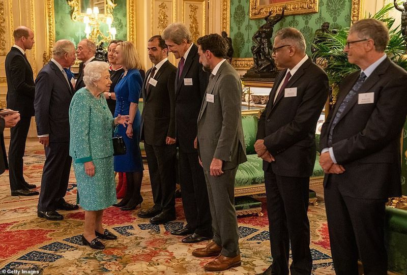 John Kerry는 Bill Gates(오른쪽)를 포함한 다른 손님들이 그들의 차례를 기다리고 있었기 때문에 오늘 밤 여왕을 만나 기뻐하는 것 같았습니다.