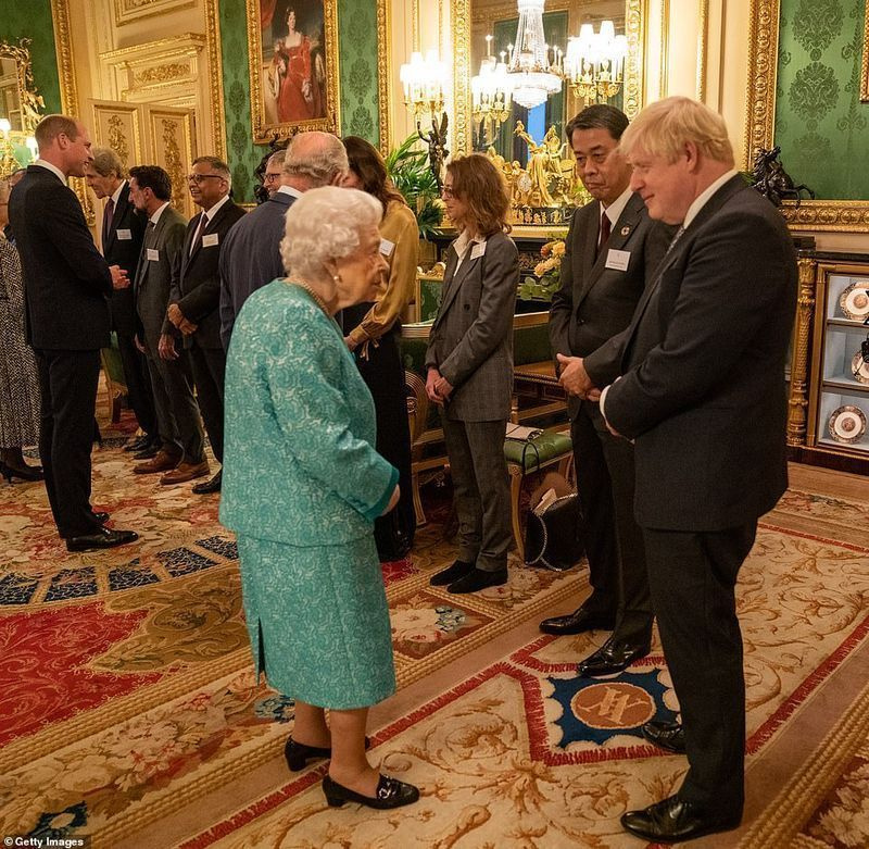 폐하께서는 그녀가 믿을 수 있는 블랙 페이턴트 펌프스와 짝을 이루는 멋진 청록색 코디 수트를 입고 여유롭게 스타일리시해 보였습니다.