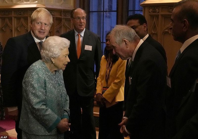 여왕이 한 사람 한 사람을 환영하기 위해 줄을 따라 가는 동안 손님들은 여왕에게 경의를 표했습니다. 사진은