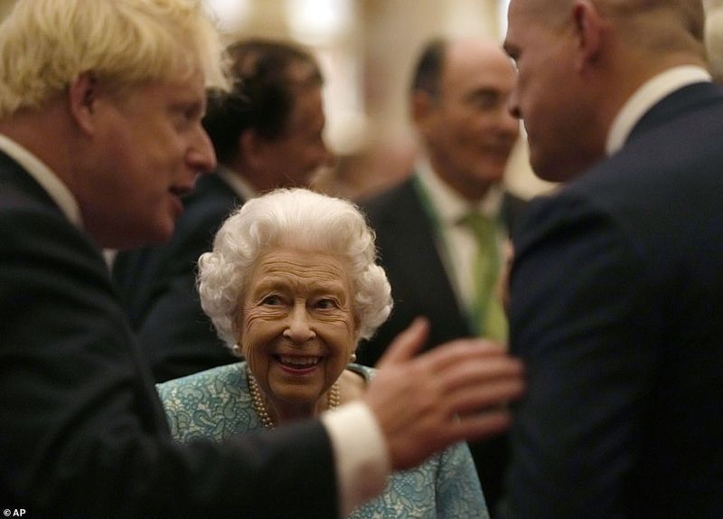 손님들이 서로 섞일 때 여왕은 귀에 대고 씩 웃는 모습을 볼 수 있었습니다.