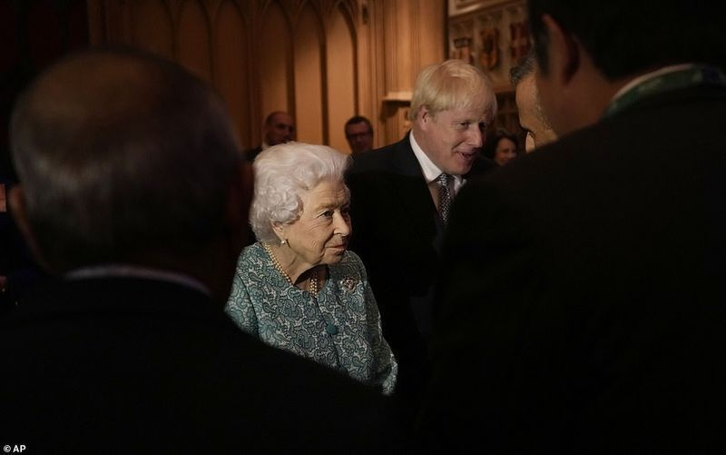 여왕과 총리가 함께 행사장에 도착해 하객들에게 인사를 건넸다.