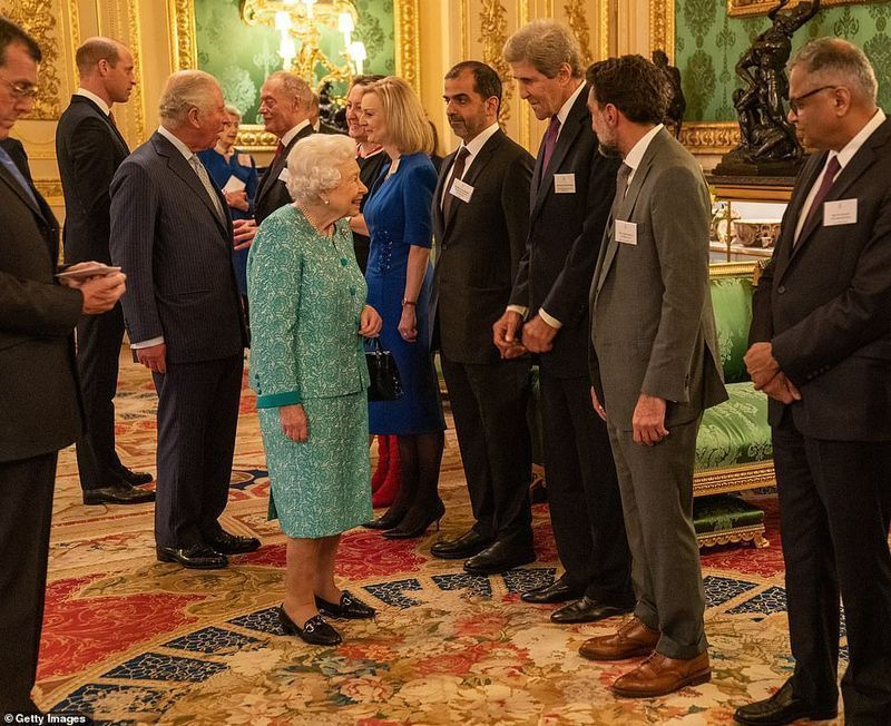 찰스 왕세자와 윌리엄 왕세자는 저녁 리셉션에서 폐하와 함께 손님을 맞이했습니다.
