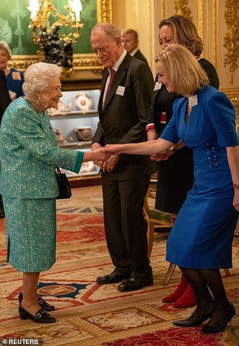 파란색 번호를 두른 리즈 트러스 영국 외무장관, 여왕에게 인사할 때 정중하게 욕설