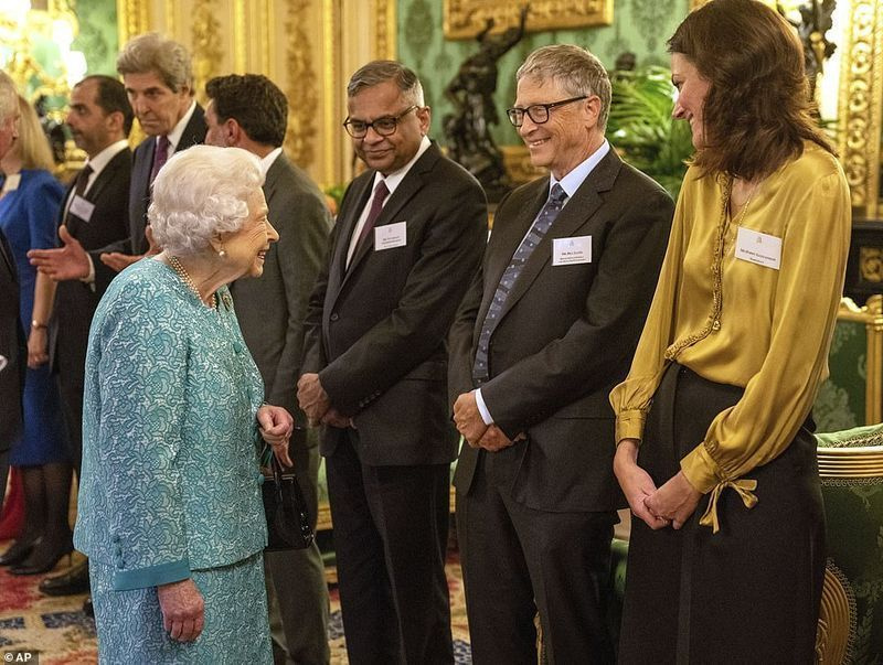 여왕은 오늘 밤 청록색 투피스로 우아함의 그림을 보았고 그녀의 대화로 손님을 기쁘게하는 것 같았습니다.