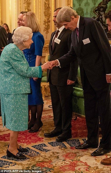 존 케리는 인사하는 동안 여왕에게 정중하게 인사했습니다.