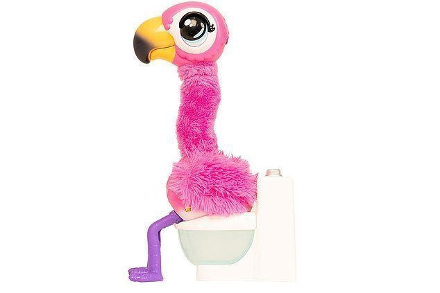 The Little Live Pets Gotta Go Flamingo est un flamant rose hilarant et interactif avec un cou bancal qui chante et fait caca sur ses propres toilettes spéciales