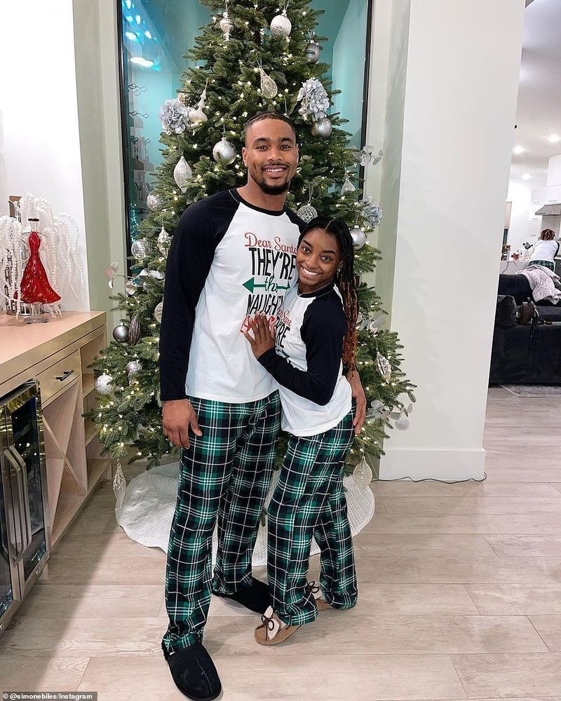 졸리: 크리스마스 날 Simone과 그녀의 NFL 스타 남자친구인 Jonathan Owens는 어울리는 잠옷을 입고 와인 바 옆에 놓아둔 장식된 나무 앞에서 포즈를 취했습니다.