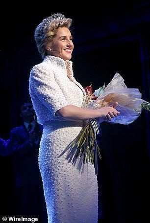 A controversa produção foi retomada ontem antes de sua noite de estreia em 17 de novembro no Longacre Theatre. Na foto, Jeanna de Waal como princesa Diana