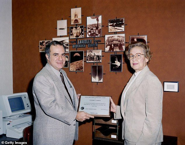 성공: 그녀는 또한 1986년 은퇴하기 전에 우주 왕복선 프로그램에 참여했습니다. Johnson은 1985년 NASA Langley Research Center에서 상을 받는 사진이 있습니다.