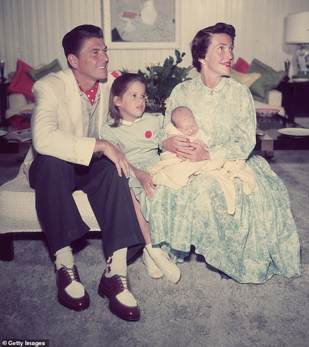 가족: 이전의 첫째 딸은 아버지와 어머니인 Nancy Reagan과 논쟁적인 관계를 맺었습니다. 그녀는 1995년에 부모님과 남동생 Ron과 함께 사진을 찍고 있습니다.