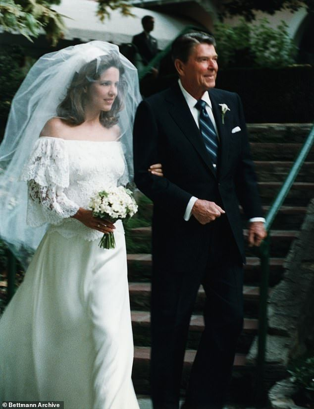 뒤돌아보기: Davis(1984년 그녀의 결혼식 날 아버지와 함께 찍은 사진)는 그를 돌보고 있다고 말했습니다.