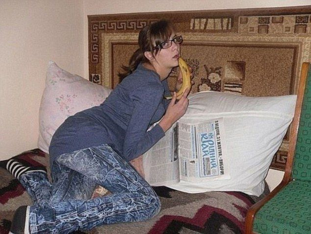 See naine kasutab oma fotol provokatiivset poosi ja banaani, mis püüab meeleheitlikult võrgutav olla