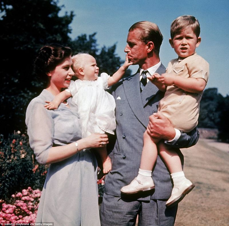 행복한 가족: 1951년 찰스와 앤과 함께 사진에 찍힌 여왕과 필립공, 1947년 결혼