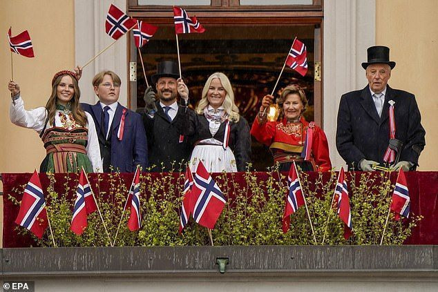 Norra kuningas ja tema pere kandsid Oslo lippe lehvitades traditsioonilist riietust