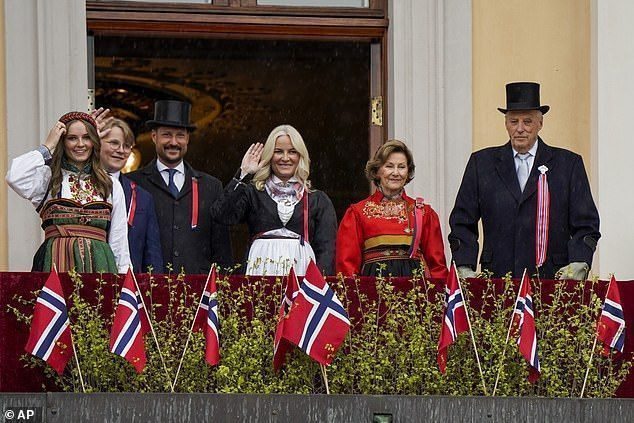 Kui pere mehed tähistasid seda sündmust vahvate mustade silindrite ja ülikondade kandmisega, siis naised valisid traditsioonilise Skandinaavia kleidi (pildil)