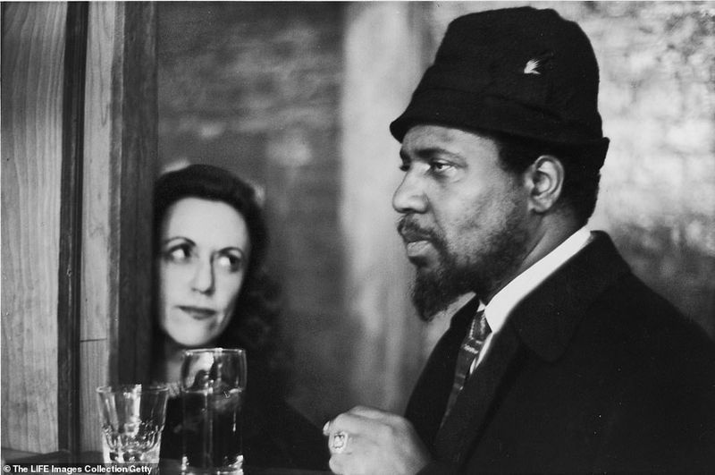 1964년 뉴욕의 Five Spot 재즈 클럽에서 미국 재즈 음악가 Thelonious Monk와 그의 후원자인 영국 남작 부인 Nica de Koenigswarter.