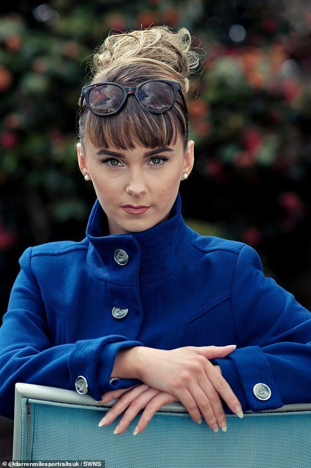 Mia (pildil) ütles, et talle meeldis väga klassikaline stiil, mida Audrey Hepburn kandis filmis Sabrina, nii et ta hakkas seda palju kandma.
