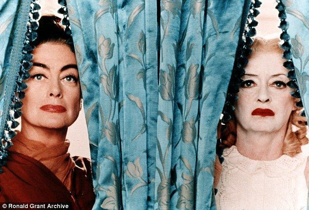 Feud는 Davis와 Crawford가 함께 만든 유일한 영화인 What Ever Happened To Baby Jane?을 만든 해인 1962년을 배경으로 합니다.
