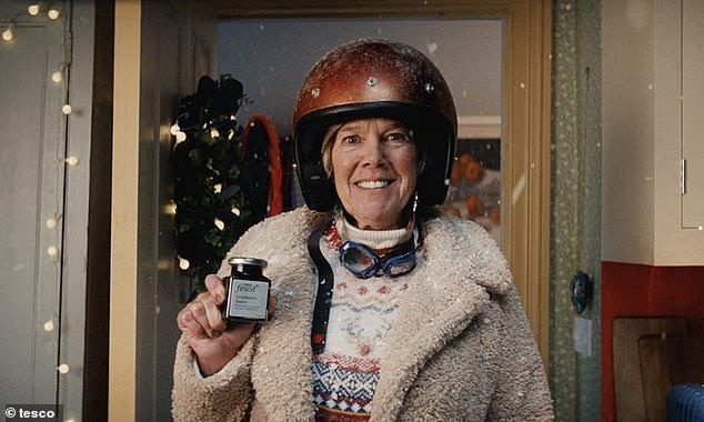 광고는 크랜베리 ​​소스 한 병과 함께 크리스마스 저녁 식사 시간에 딱 맞춰 도착하는 여성으로 끝납니다(사진).