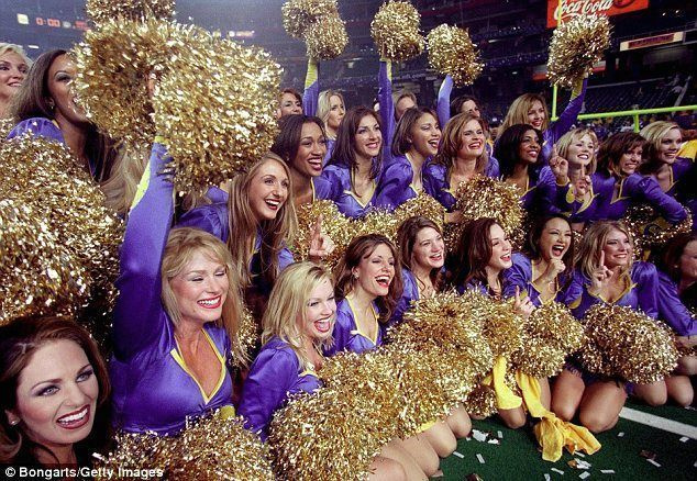Käed õhus: St Louis Ramsi cheerleaderid tähistavad oma 2000. aasta Super Bowlis esinemist