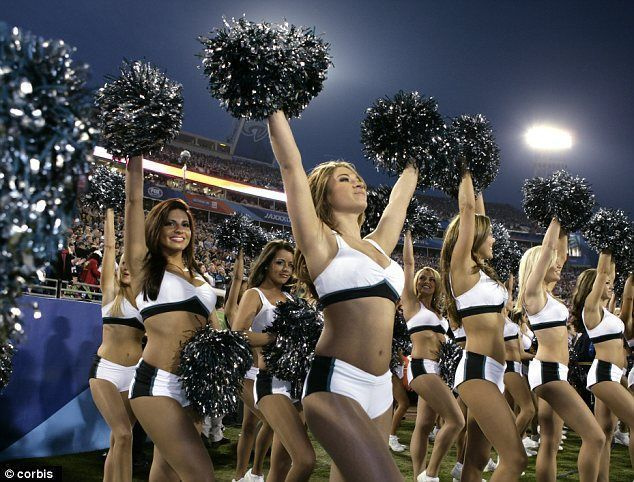 Väikesed bikiinid: Philadelphia Eagles Cheerleaders kannavad 2005. aasta Super Bowlil nappe ülikondi