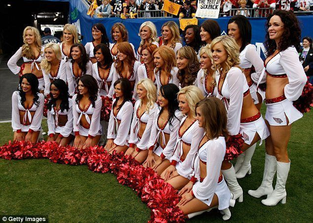 Tüüpiline välimus: Arizona Cardinalsi 2009. aasta Super Bowlil kandnud suured juuksed, tugev meik ja rinnakad topid on täna paljude liigameeskondade vahel levinud välimus.