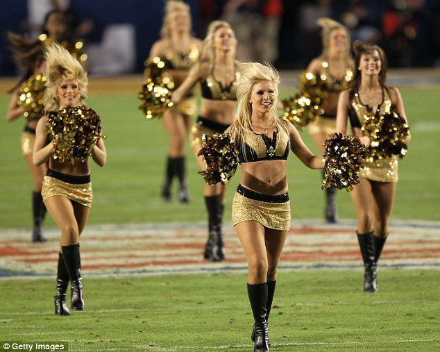 Kuldsed tüdrukud: New Orleans Saintsi ergutustüdrukud säravad 2010. aasta Super Bowli Miami Gardensis Floridas